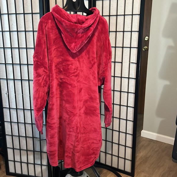 The “Comfy” Pullover Hooded Fleece. One size, Bright Hot Red/Pink - Picture 5 of 8